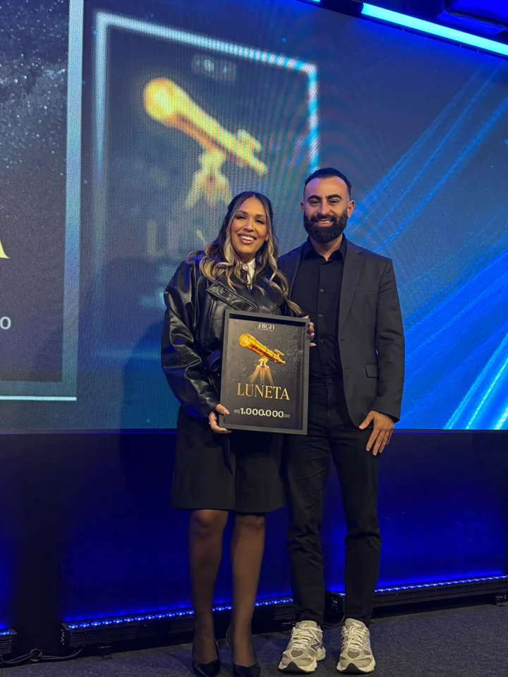 Joseane recebendo sua placa de faturamento